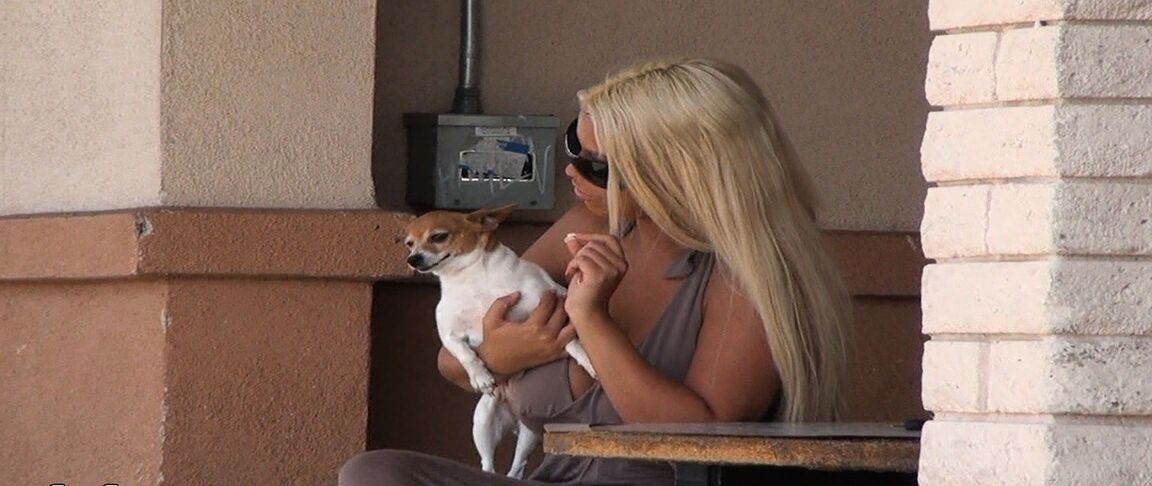 17P Loira peituda porntar Bridgette B pega na câmera secreta em um vestido sexy