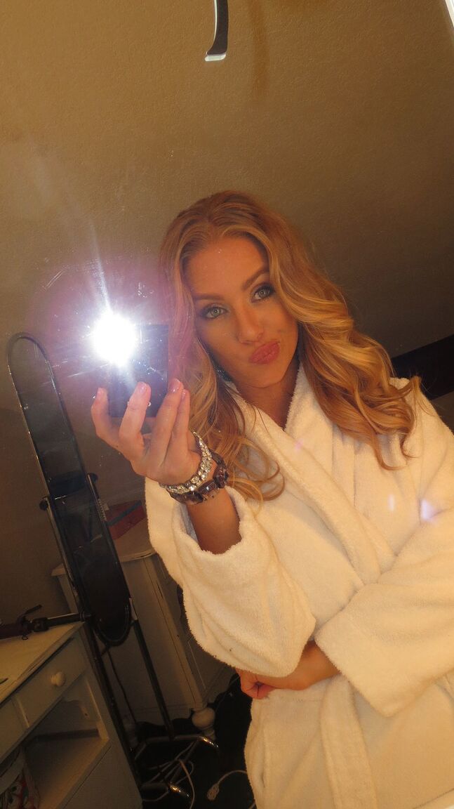 17P La blonde irrésistible Nicole Aniston montre ses fabuleux seins en se changeant