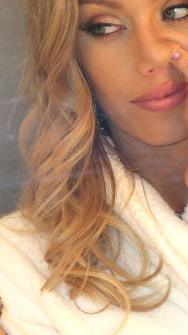 17P La blonde irrésistible Nicole Aniston montre ses fabuleux seins en se changeant