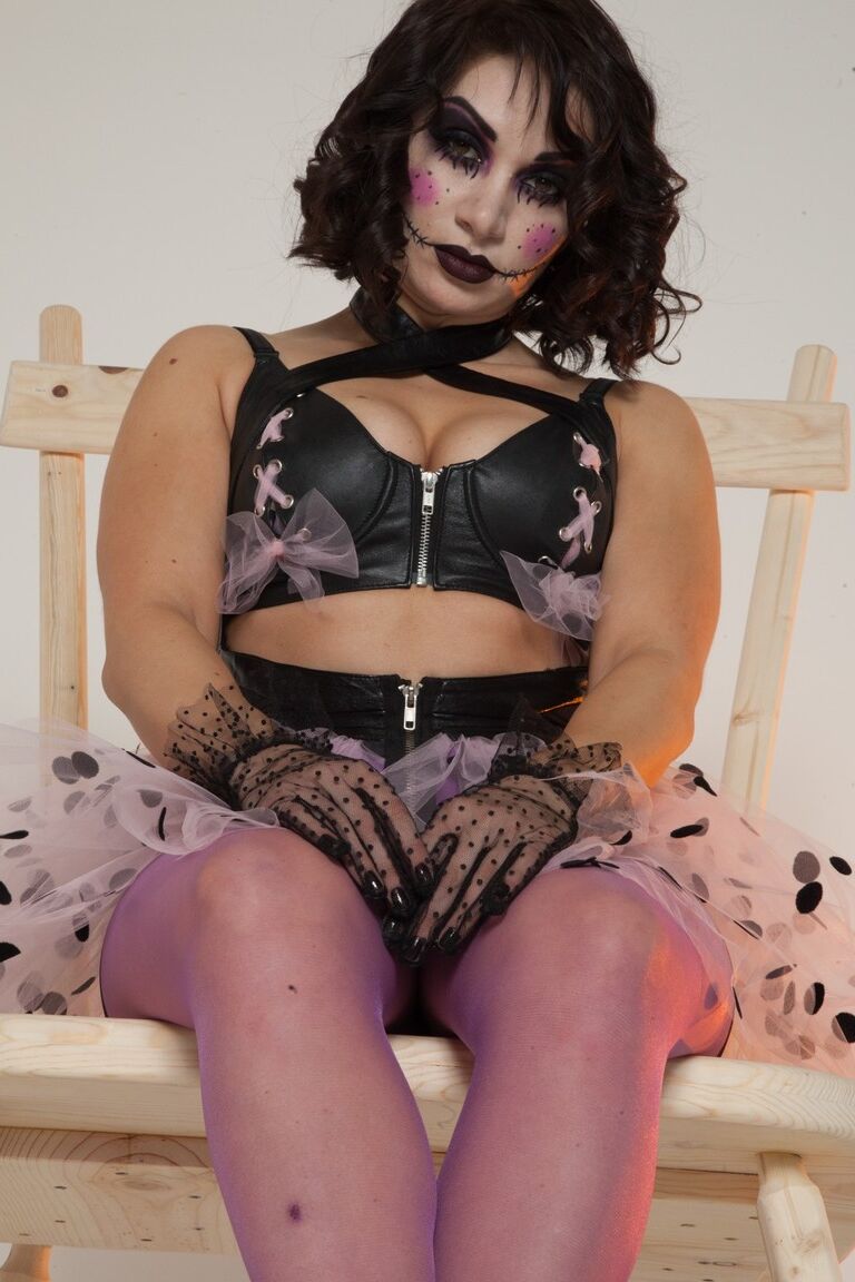 17P La guarra estrella porno Aiden Starr posando en el sillón con su disfraz de Halloween