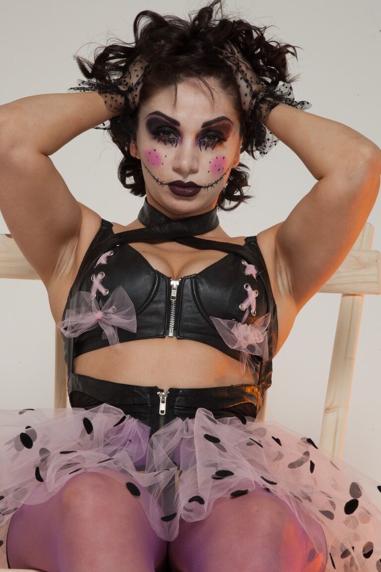 17P La guarra estrella porno Aiden Starr posando en el sillón con su disfraz de Halloween