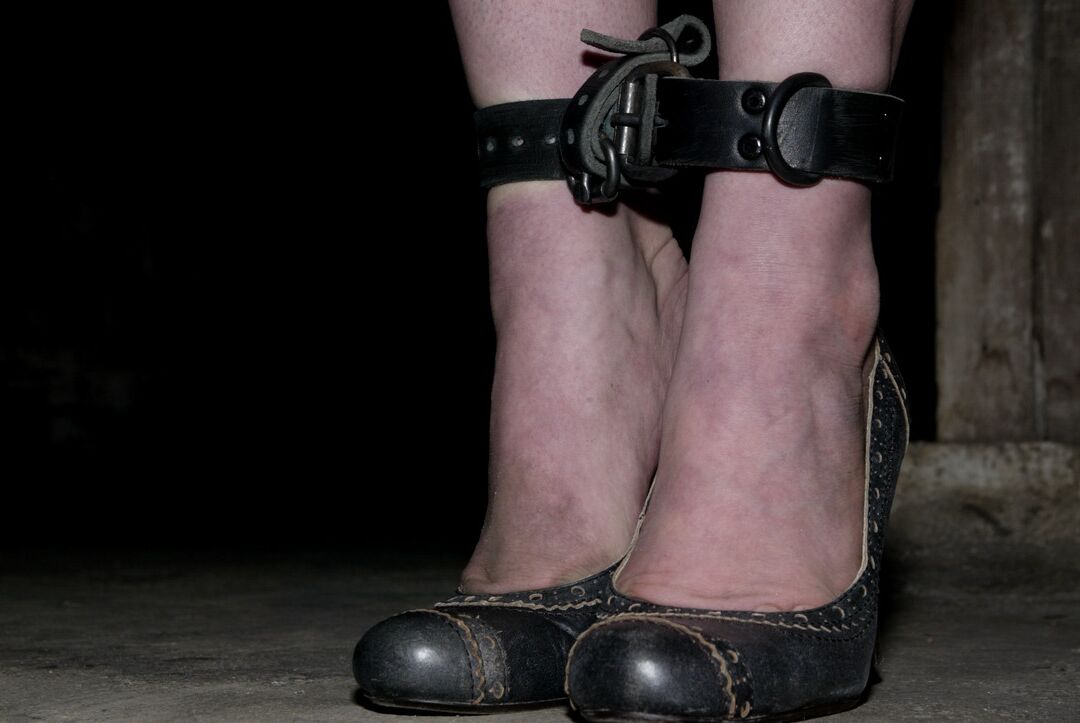 21P ホット サブ ディー ウィリアムズが拘束され、BDSM 屈辱の前に目隠しされる