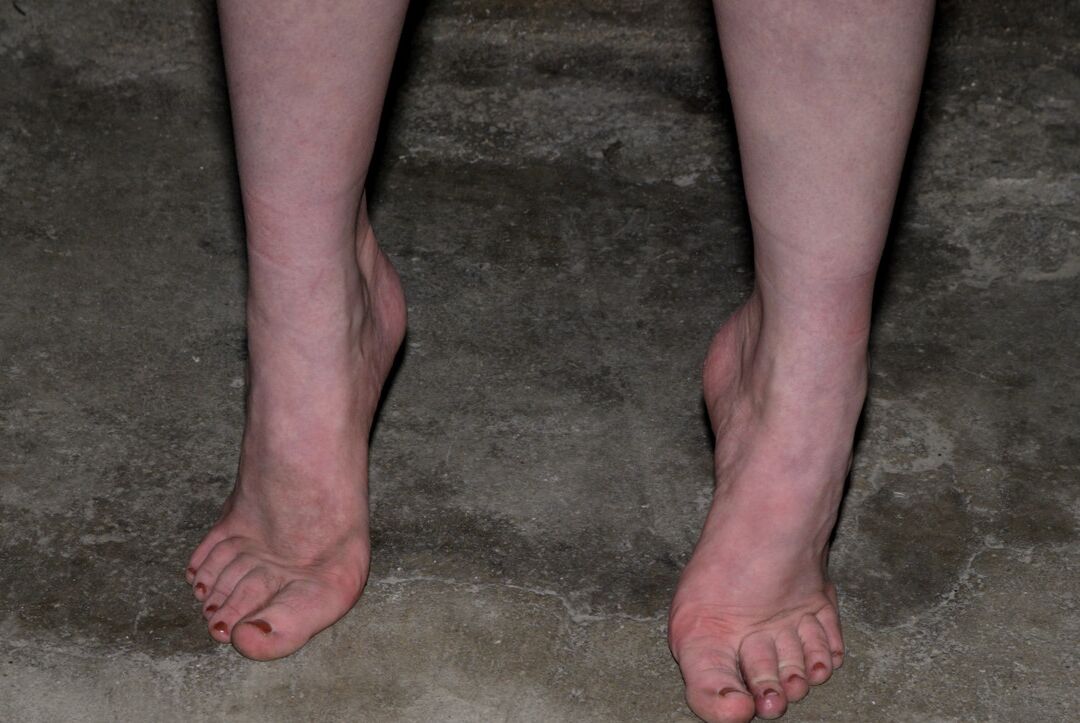21P ホット サブ ディー ウィリアムズが拘束され、BDSM 屈辱の前に目隠しされる