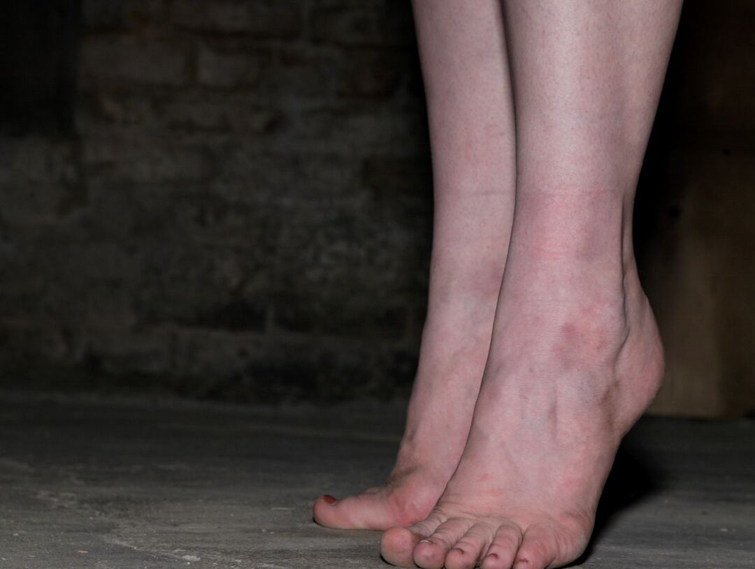 21P ホット サブ ディー ウィリアムズが拘束され、BDSM 屈辱の前に目隠しされる