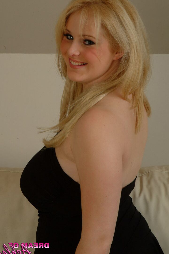 16P La joven rubia Ashley Ellison libera sus enormes tetas con un vestido negro