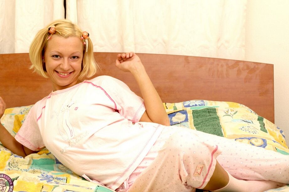 16P A buceta da hora de dormir brinca com uma linda jovem loira que adora ser safada
