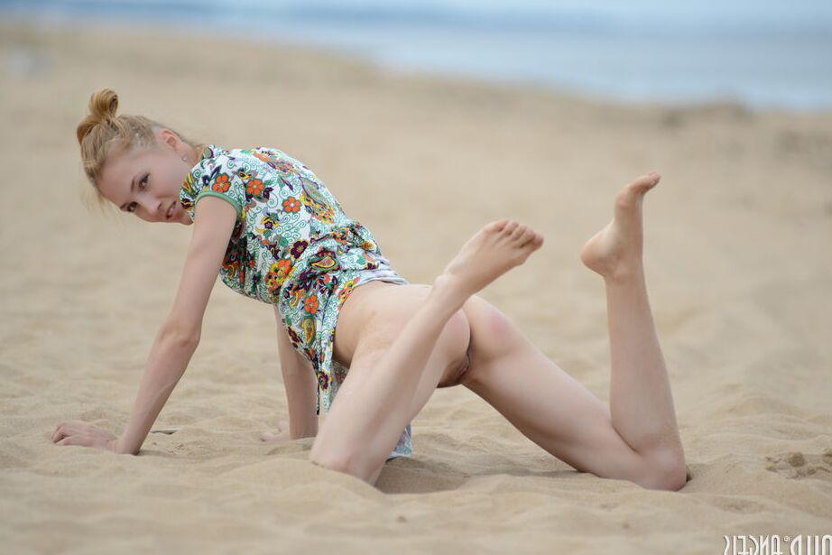 20P Die schlanke blonde Teenagerin Inga trägt einen nicht höschenfarbenen Rock, bevor sie am FKK-Strand posiert