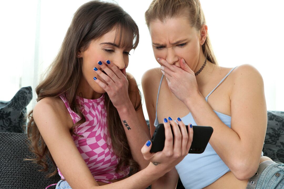 16P Ivi Rein et sa petite amie Lily Charmelle s'offrent une mode réservée aux filles