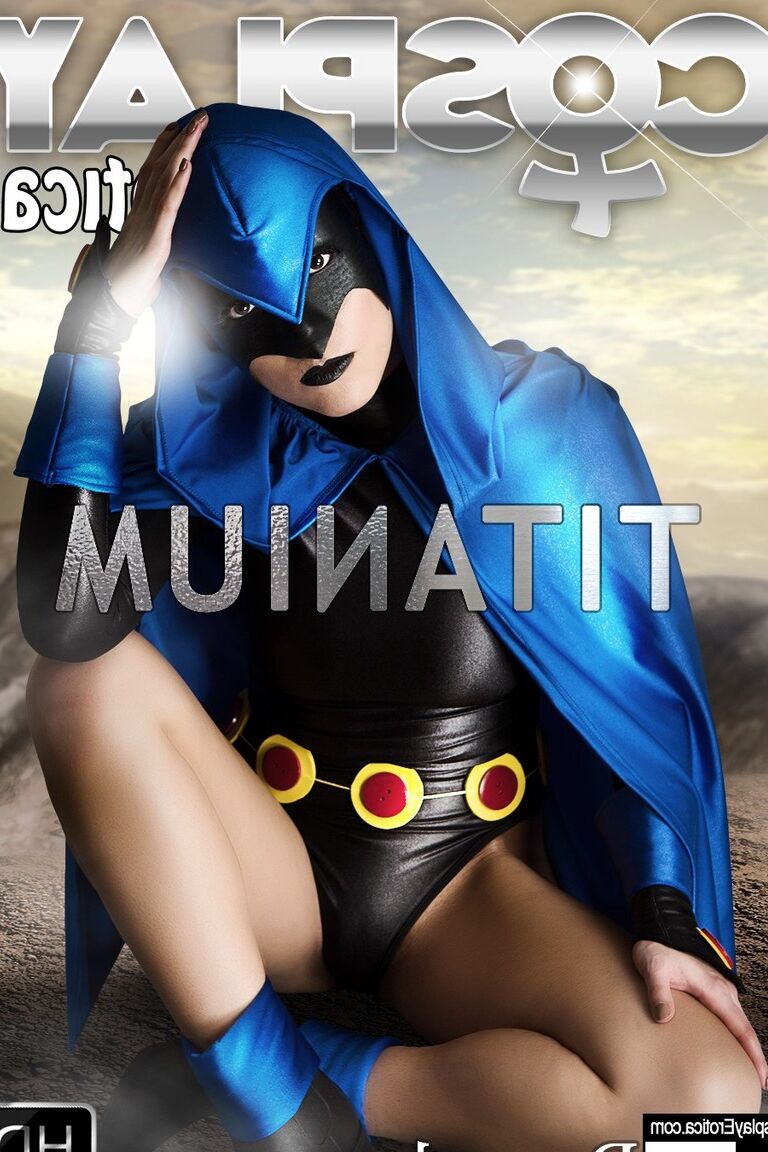 10P Garota solo mostra seus seios firmes e buceta lisa em roupas de cosplay