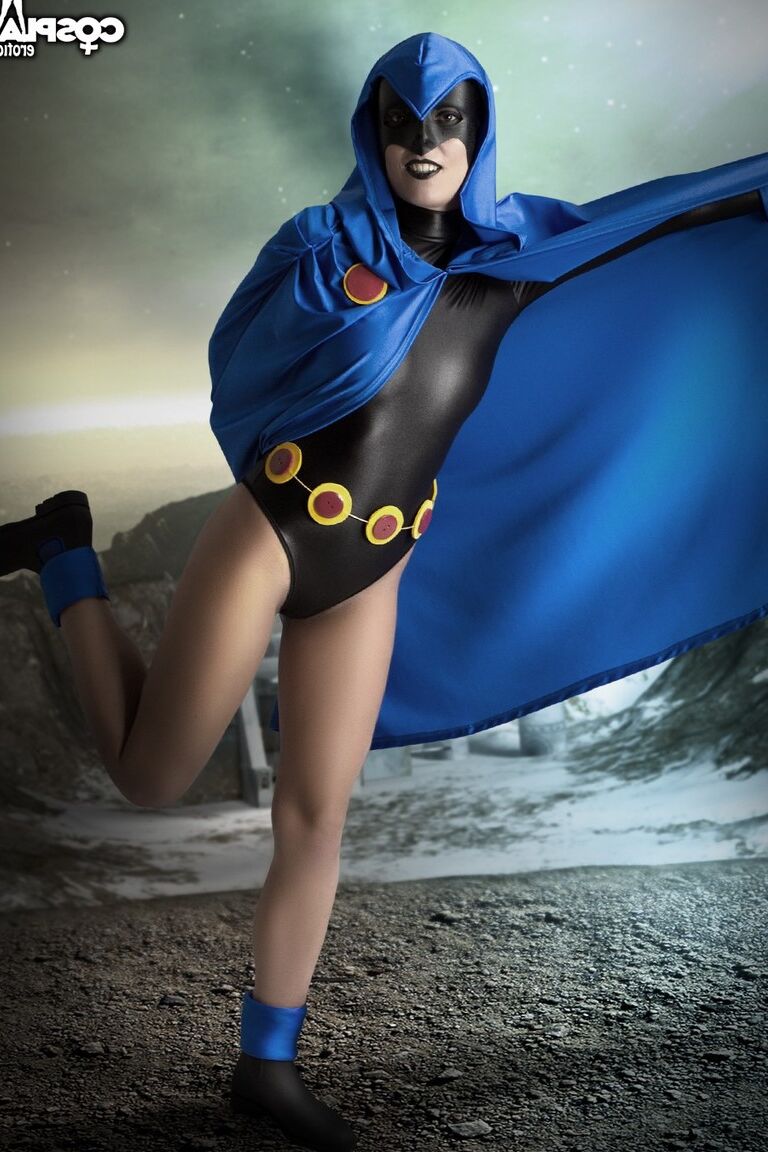 10P Garota solo mostra seus seios firmes e buceta lisa em roupas de cosplay