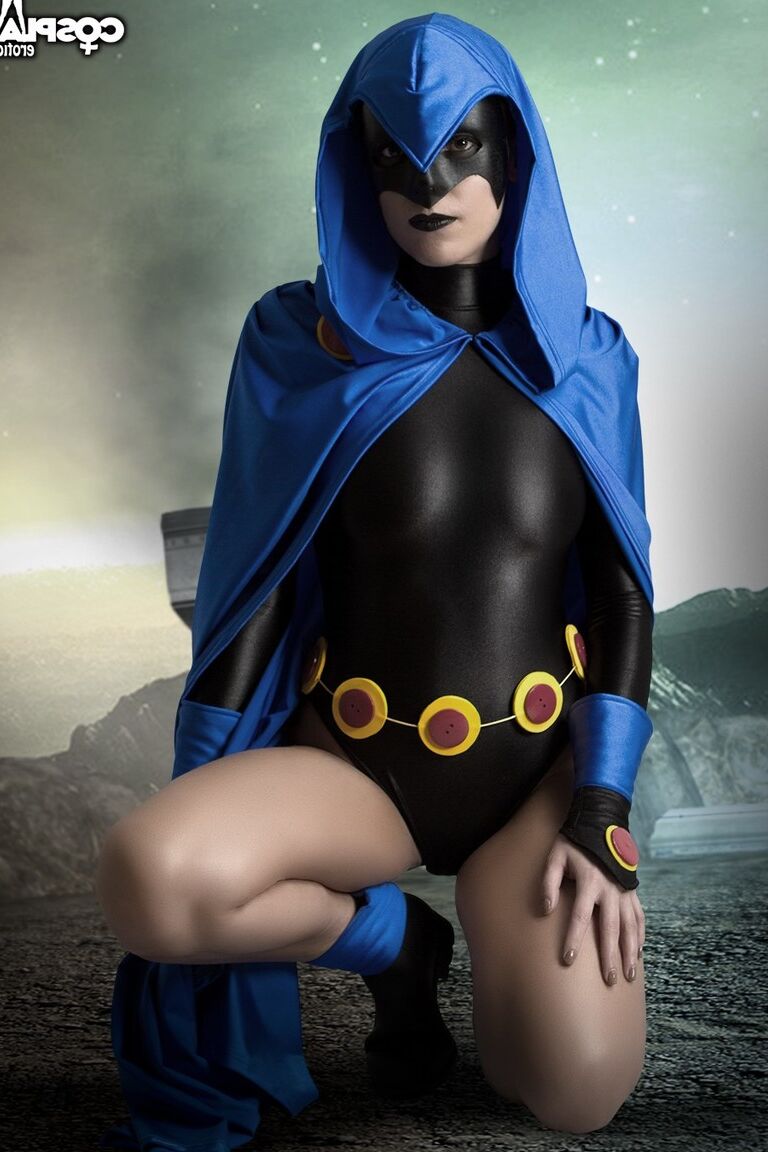 10P Garota solo mostra seus seios firmes e buceta lisa em roupas de cosplay