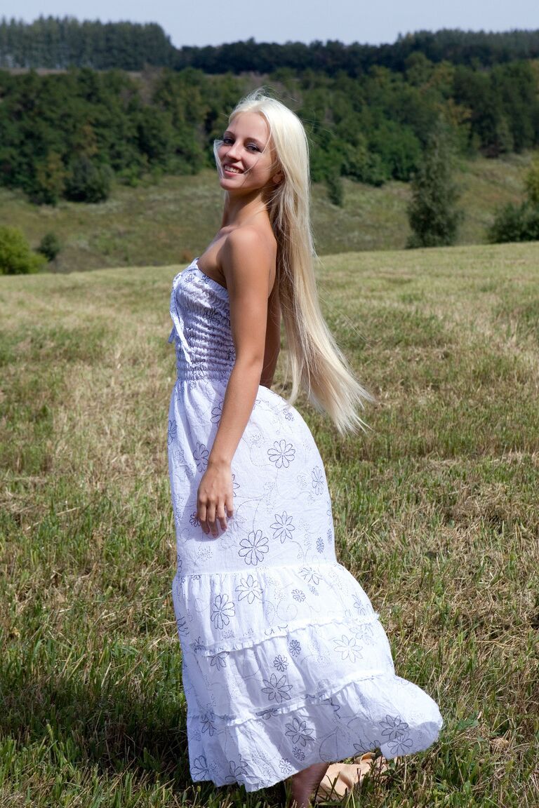 21P Doce adolescente Alysha A tira a roupa ao ar livre e posa nua em um solo