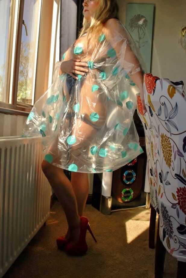 20P Rubia amateur se envuelve en una cortina de ducha transparente después de desnudarse