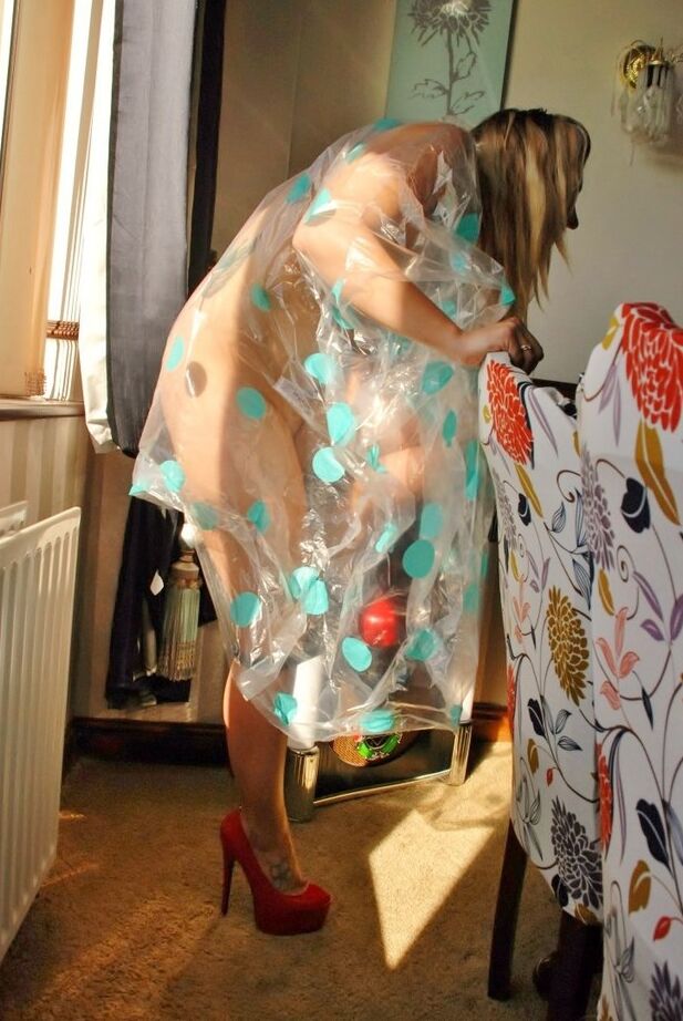 20P Rubia amateur se envuelve en una cortina de ducha transparente después de desnudarse