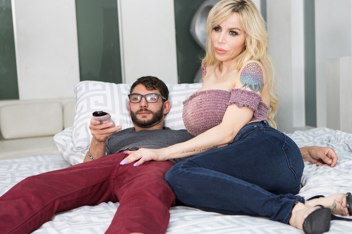15P A estrela pornográfica tatuada de MILF Danielle Derek perde seus peitos enormes para chupar pau