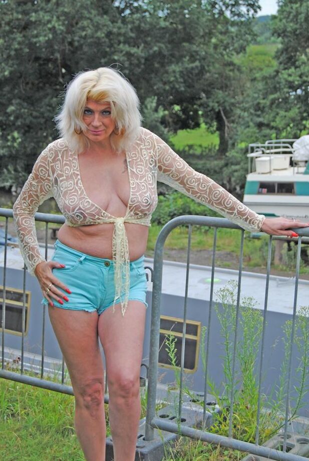 20P La zorra madura Dimonty revela sus tetas caídas en pantalones cortos
