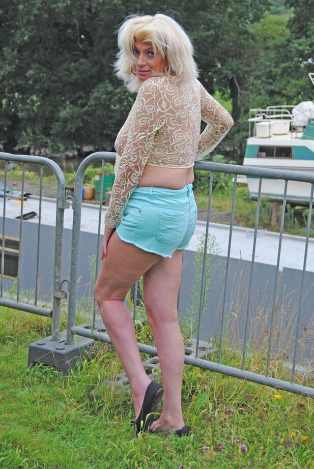 20P La zorra madura Dimonty revela sus tetas caídas en pantalones cortos