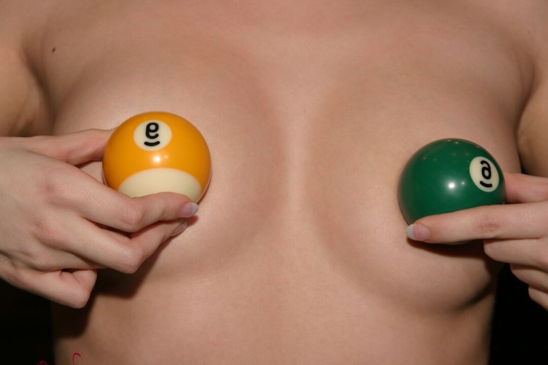 12P A bela adolescente loira Jana Jordan é toda provocadora enquanto joga sinuca em sua lingerie