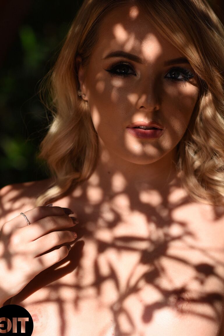 21P La caliente modelo rubia Serenity se quita el sostén y la ropa interior para posar desnuda al aire libre