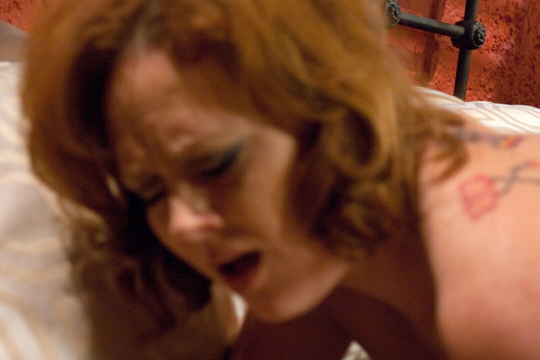 Die 21P niederländische Nymphomanin Audrey Hollander wird von einer Sexmaschine im Doggystyle in den Arsch gefickt