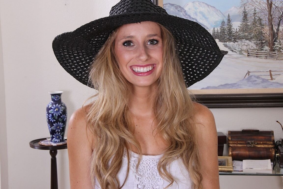 15P La modelo amateur Piper Candlewick hace su debut desnuda con un gran sombrero para el sol