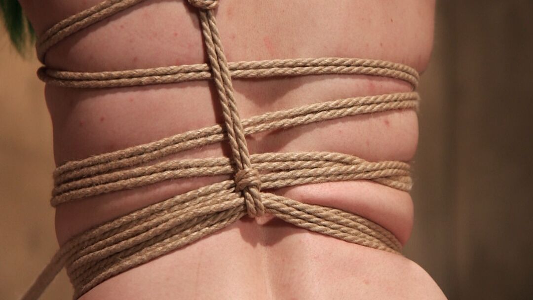 Das 17P versaute Solo-Girl Twiggsy Bones übt ihre Selbstfesselungs- und Suspensionsmagie aus