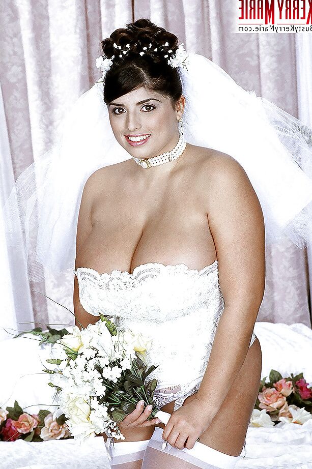 16P La impresionante estrella porno de grandes tetas Kerry Marie está lista para follar después de la boda
