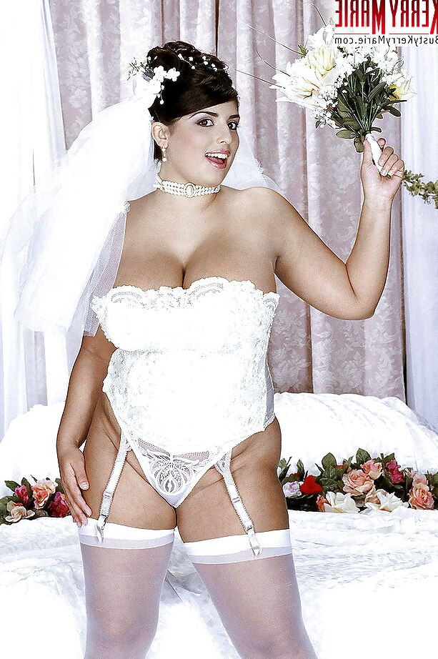 16P La impresionante estrella porno de grandes tetas Kerry Marie está lista para follar después de la boda