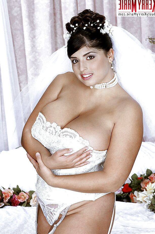 16P La impresionante estrella porno de grandes tetas Kerry Marie está lista para follar después de la boda