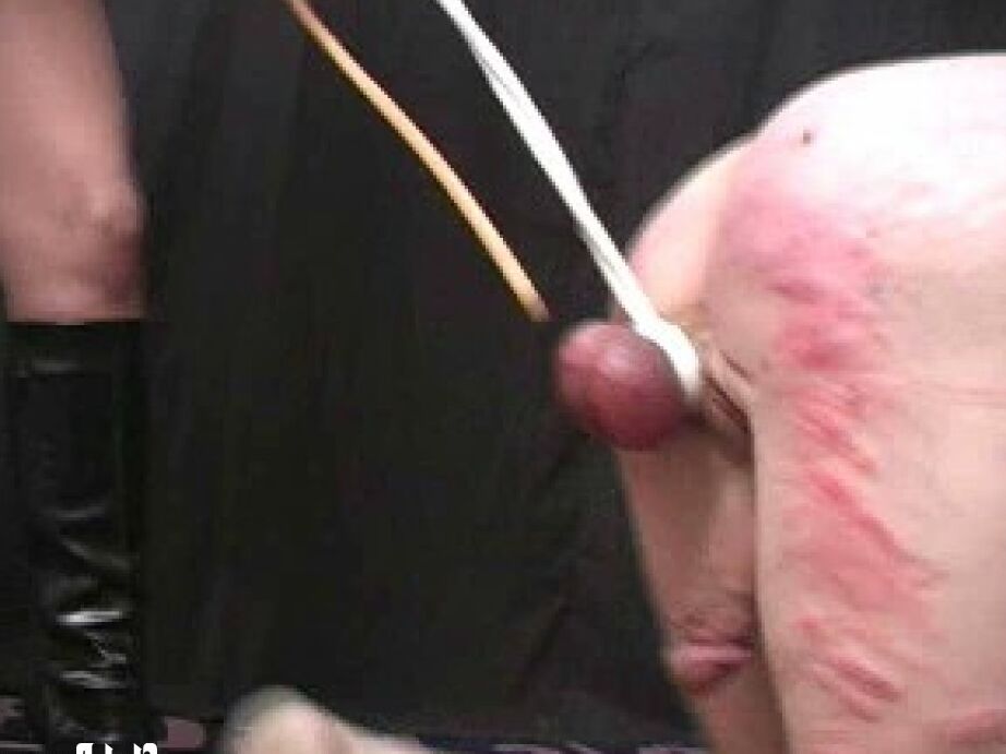 21P Brunette Domme AIE foltert und bestraft ihren maskierten Sexsklaven auf dem Boden