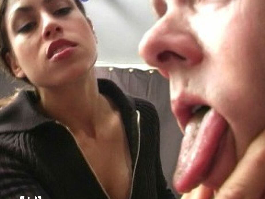 21P Brunette Domme AIE foltert und bestraft ihren maskierten Sexsklaven auf dem Boden