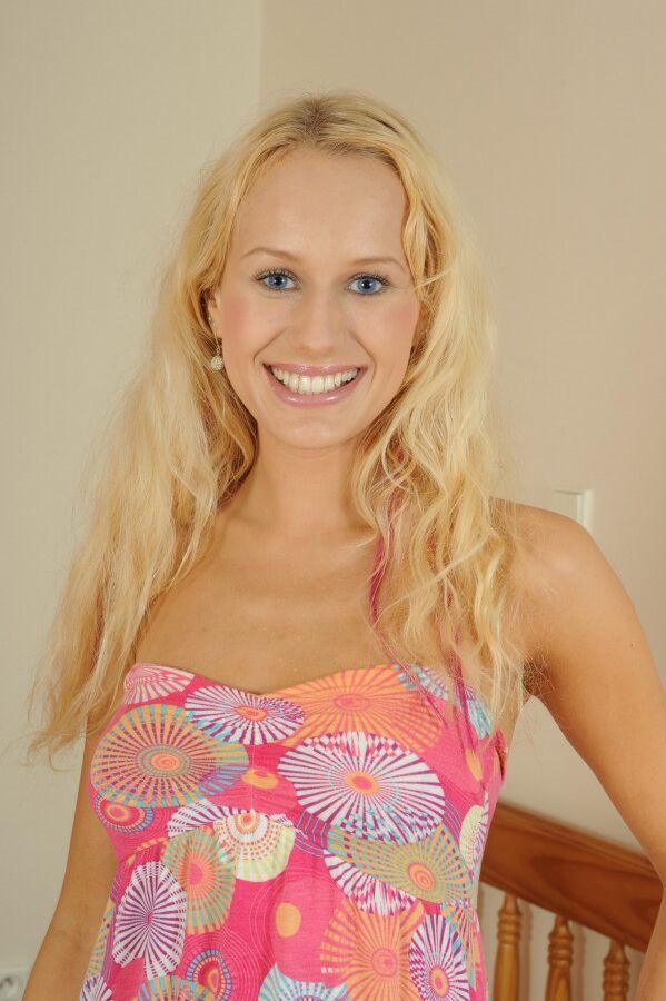 16P Garota europeia vestida com cabelo loiro Welly se exibe em close