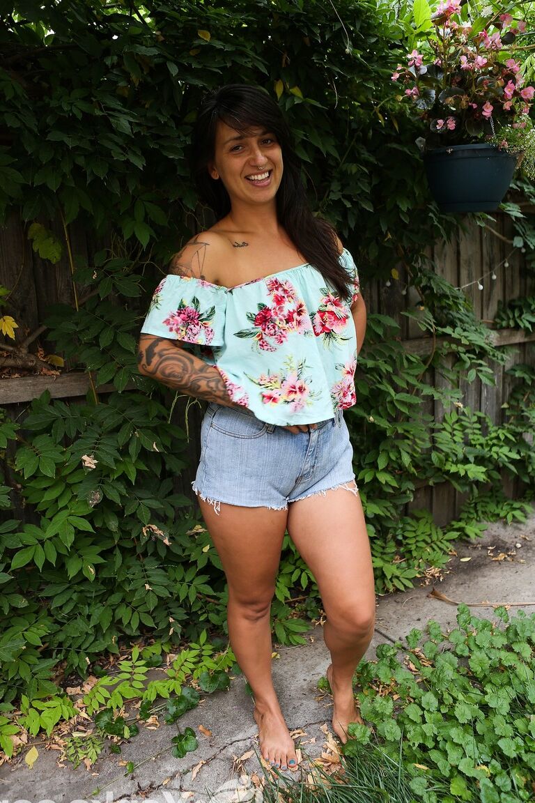 17P La morena peluda Liandra Dahl presenta su cuerpo sexy con grandes tetas al aire libre