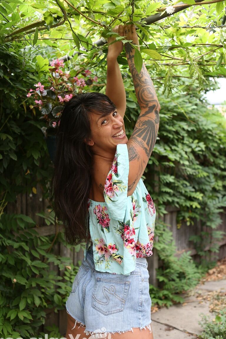 17P La morena peluda Liandra Dahl presenta su cuerpo sexy con grandes tetas al aire libre