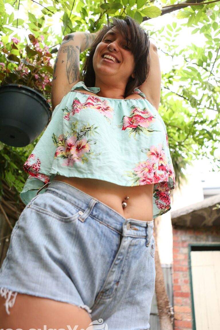 17P La morena peluda Liandra Dahl presenta su cuerpo sexy con grandes tetas al aire libre