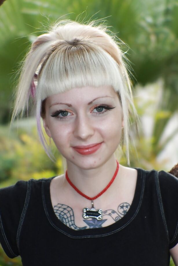 16P La rubia tatuada Symone posa no desnuda al aire libre con una falda plisada