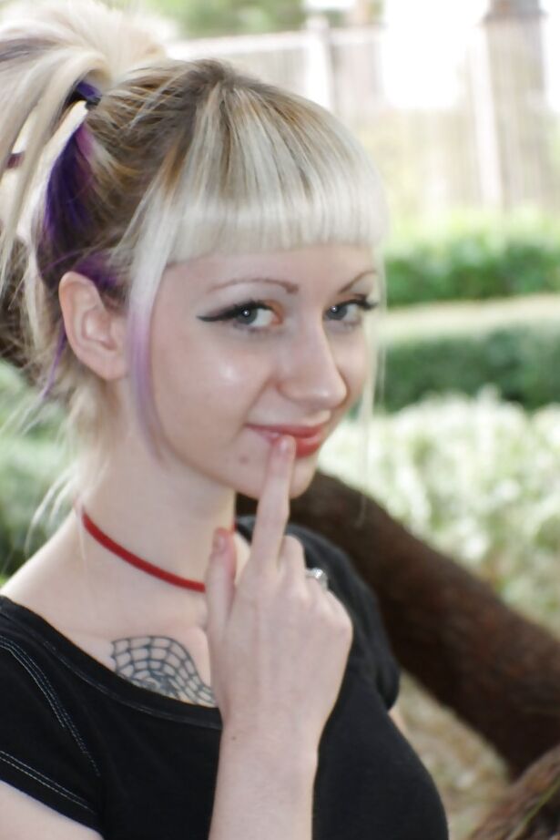 16P La rubia tatuada Symone posa no desnuda al aire libre con una falda plisada