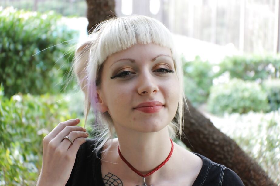 16P La rubia tatuada Symone posa no desnuda al aire libre con una falda plisada
