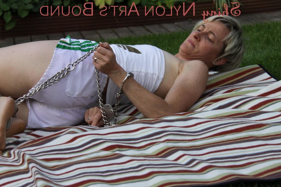 16P Regarder Sonja porter un short en nylon blanc brillant et un haut blanc attaché.
