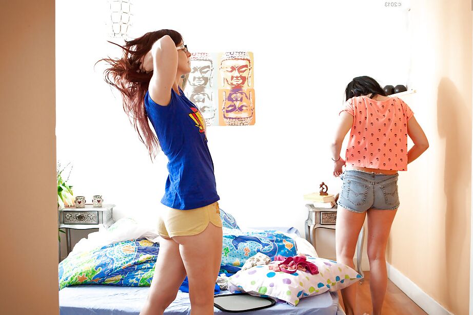 16P アマチュア アリッサとミナが情熱的なセックスの後に服を着る