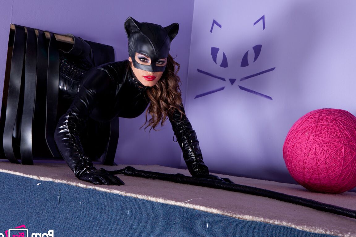 21P Superbe catwoman Madelyn Marie posant dans son costume et ses bottes en latex