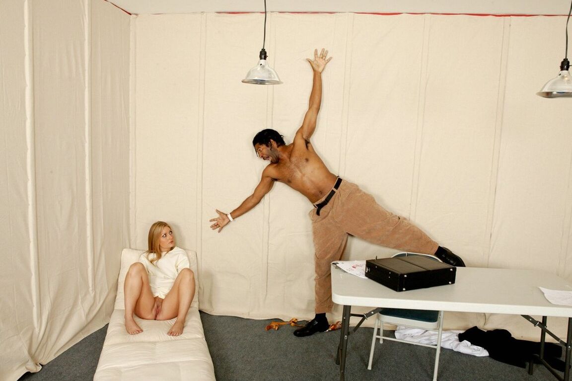 21P La blonde américaine Avy Scott prend un long dong noir dans son trou du cul