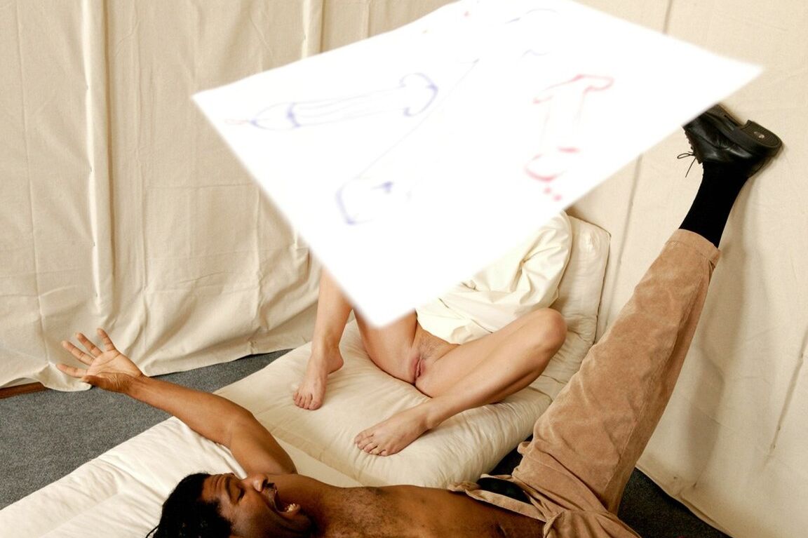 21P La blonde américaine Avy Scott prend un long dong noir dans son trou du cul