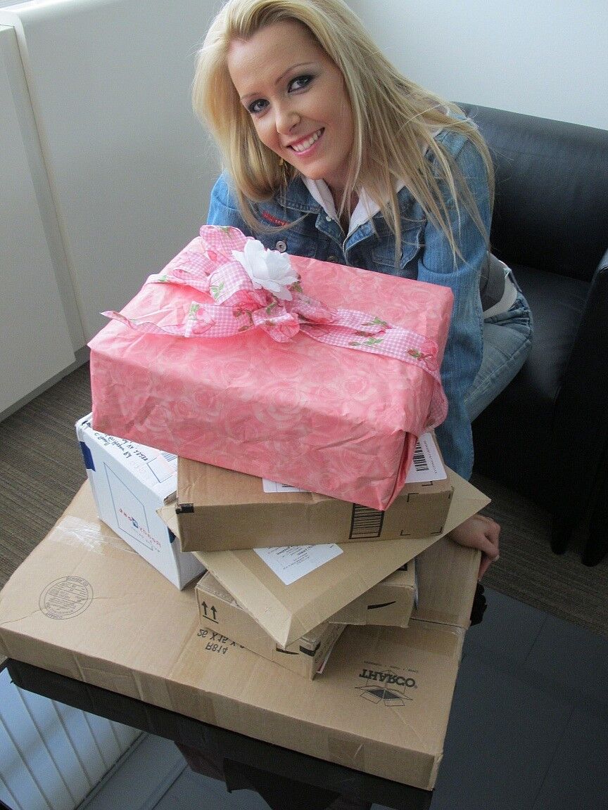 17P La rubia pornostar húngara Sophie Moone posando con sus regalos