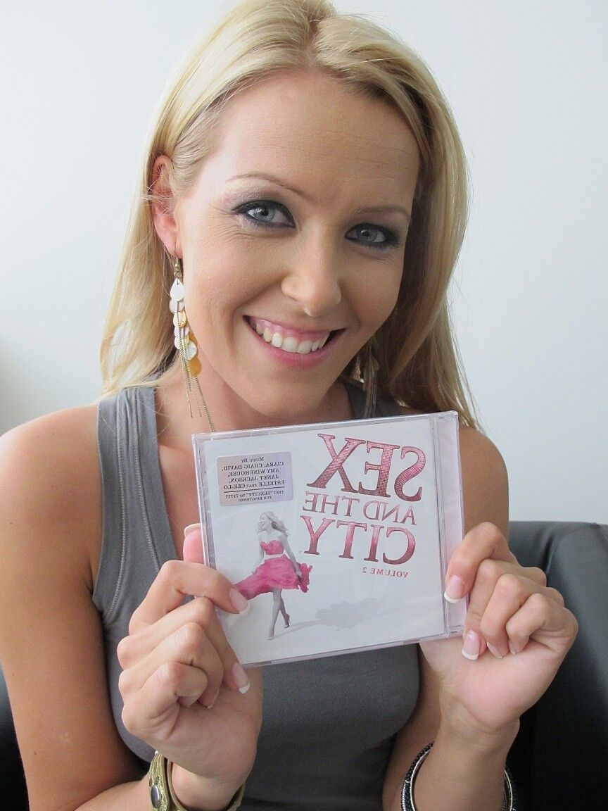 17P La rubia pornostar húngara Sophie Moone posando con sus regalos