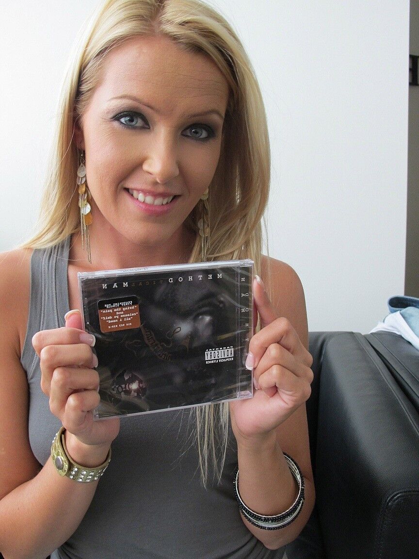 17P La rubia pornostar húngara Sophie Moone posando con sus regalos