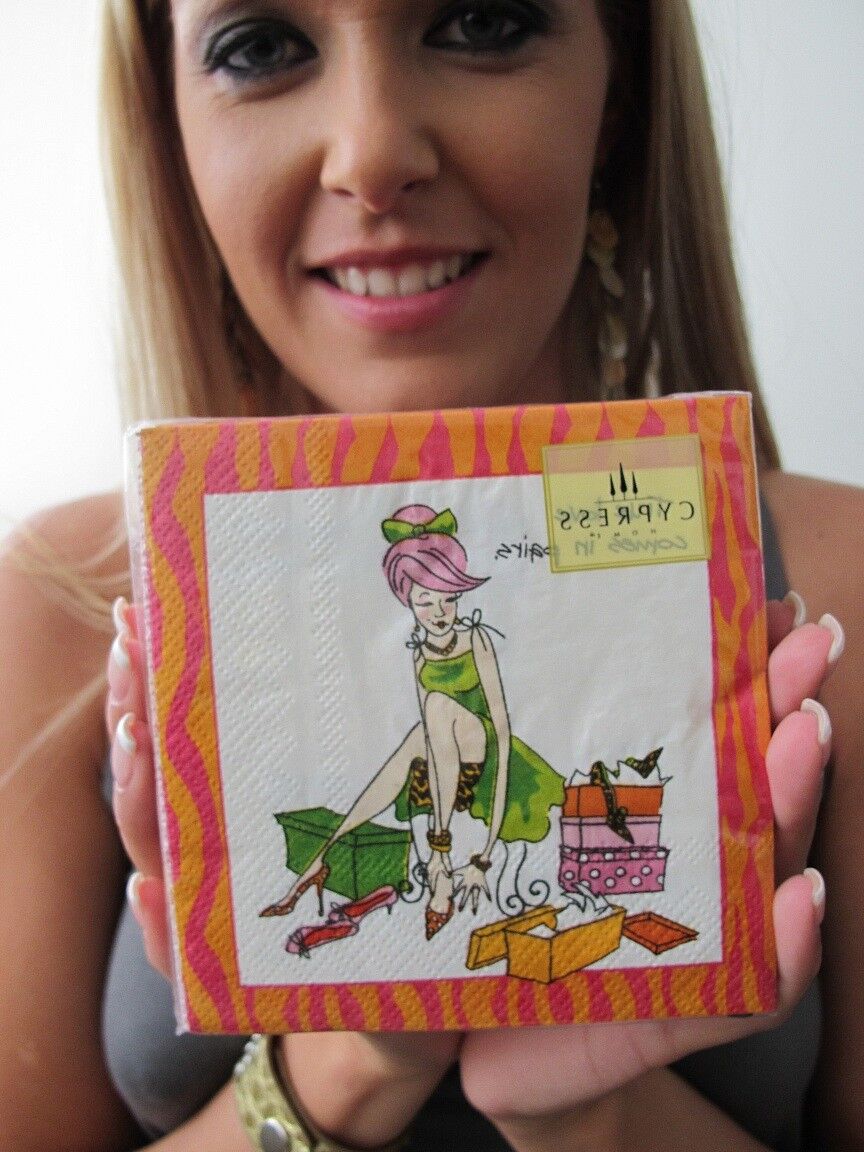 17P La rubia pornostar húngara Sophie Moone posando con sus regalos