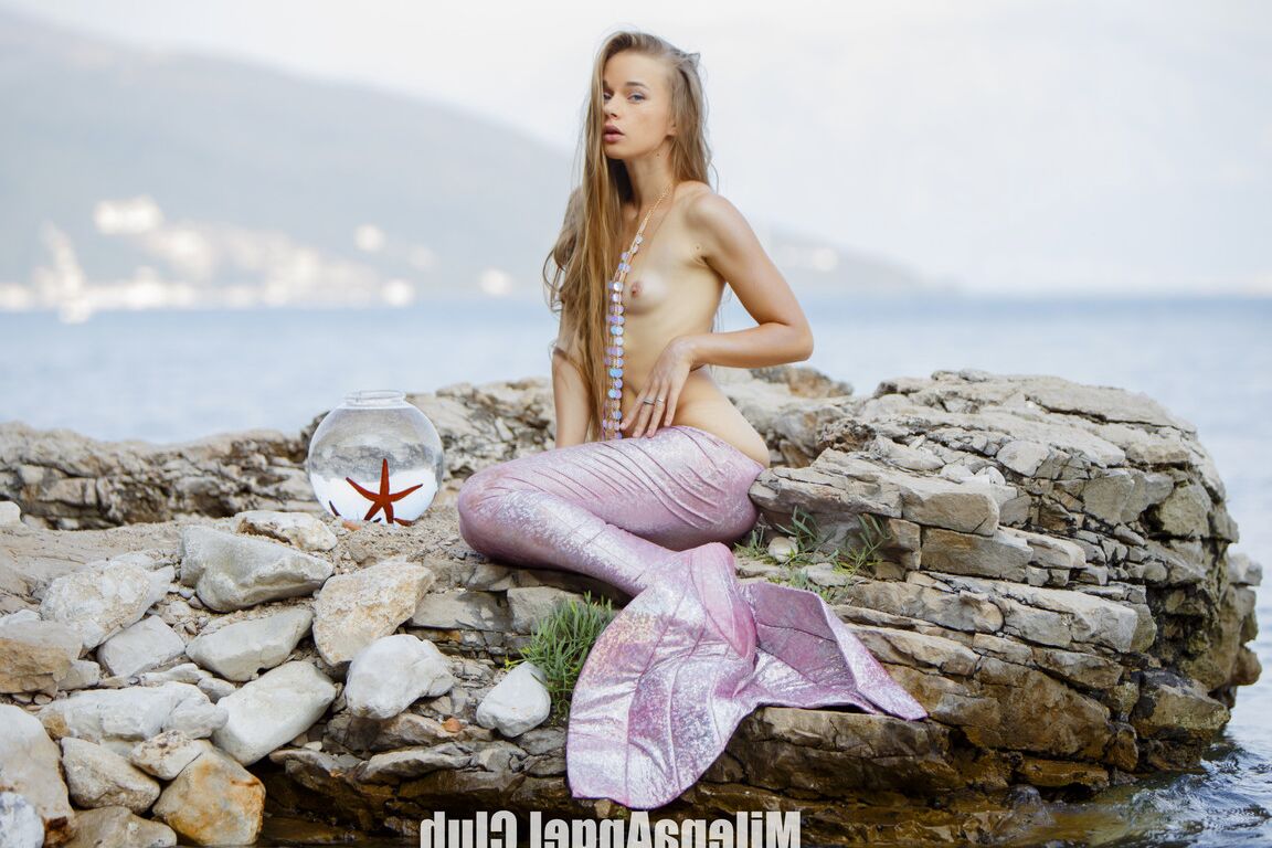 16P A sereia sexy Milena Angel mostra sua bucetinha raspada e peitinhos à beira-mar