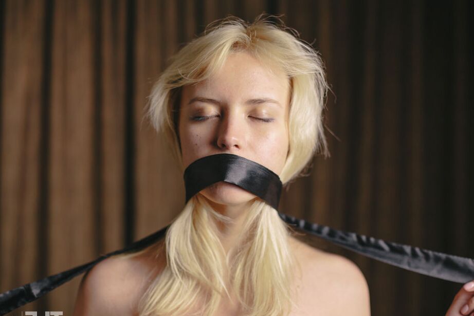 Die 16P junge Blondine mit tollen Titten Mary Lin gönnt sich Solo-BDSM-Spiele