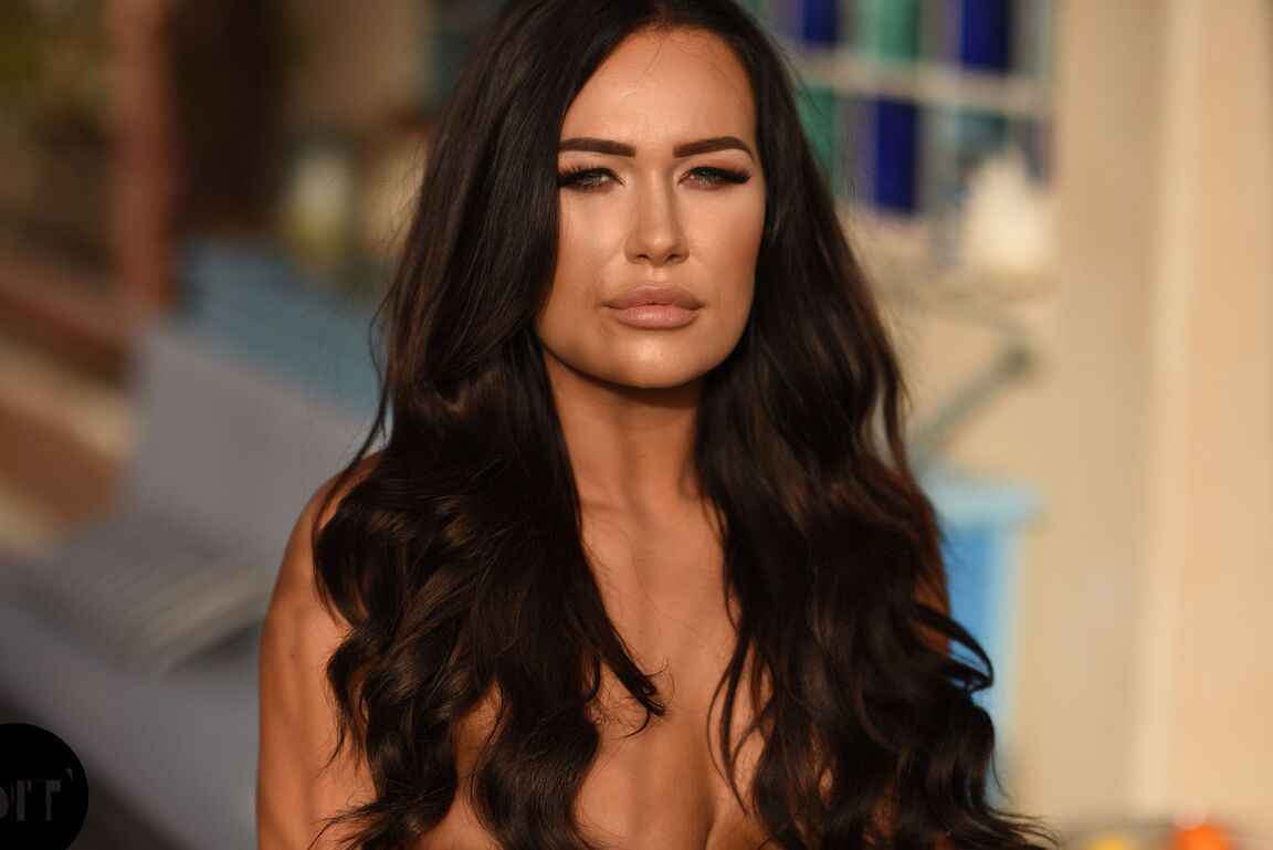 21P Die wunderschöne britische Centerfold-Frau Jodie James entblößt ihre Brüste im Freien